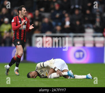 Vitalität Stadium, Bournemouth, Dorset, Großbritannien. 2 Nov, 2019. Fußball der englischen Premier League, Bournemouth Athletic gegen Manchester United; Marcus Rashford von Manchester United liegt verletzt - Streng redaktionelle Verwendung. Keine Verwendung mit nicht autorisierten Audio-, Video-, Daten-, Spielpläne, Verein/liga Logos oder "live" Dienstleistungen. On-line-in-Match mit 120 Bildern beschränkt, kein Video-Emulation. Keine Verwendung in Wetten, Spiele oder einzelne Verein/Liga/player Publikationen Quelle: Aktion plus Sport/Alamy leben Nachrichten Stockfoto