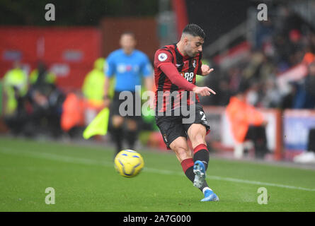 Vitalität Stadium, Bournemouth, Dorset, Großbritannien. 2 Nov, 2019. Fußball der englischen Premier League, Bournemouth Athletic gegen Manchester United; Diego Rico von Bournemouth spielt den Ball vorwärts - Streng redaktionelle Verwendung. Keine Verwendung mit nicht autorisierten Audio-, Video-, Daten-, Spielpläne, Verein/liga Logos oder "live" Dienstleistungen. On-line-in-Match mit 120 Bildern beschränkt, kein Video-Emulation. Keine Verwendung in Wetten, Spiele oder einzelne Verein/Liga/player Publikationen Quelle: Aktion plus Sport/Alamy leben Nachrichten Stockfoto