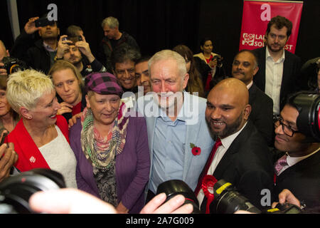 Swindon, UK. 02 Nov, 2019. Der Führer der Jeremy Corbyn besitzen für Fotos, nachdem er Adressen Bewohner von Swindon als Teil der Arbeit Partys allgemeinen Wahlkampagne, Kredit: Bliss Lane/Alamy leben Nachrichten Stockfoto