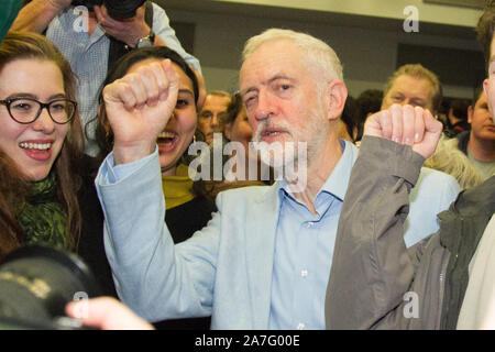 Swindon, UK. 02 Nov, 2019. Der Führer der Jeremy Corbyn besitzen für Fotos, nachdem er Adressen Bewohner von Swindon als Teil der Arbeit Partys allgemeinen Wahlkampagne, Kredit: Bliss Lane/Alamy leben Nachrichten Stockfoto