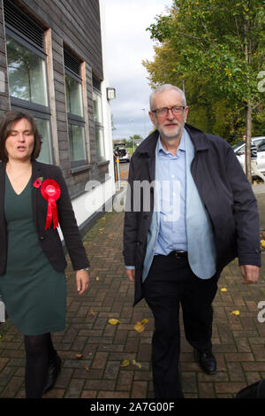 Swindon, UK. 02 Nov, 2019. Der Führer der Jeremy Corbyn ankommt, Bewohner von Swindon zu als Teil der Arbeit Partys allgemeinen Wahlkampagne, Kredit: Bliss Lane/Alamy Leben Nachrichten Adresse Stockfoto