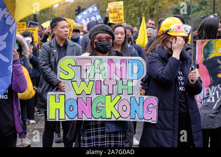 London, England, Großbritannien. 2. November 2019.Hunderte von meist getragen Masken versammeln sich am Marble Arch in London, um gegen die aktuelle Repression der chinesischen Regierung in Hongkong zu protestieren und das Vereinigte Königreich zu fordern, einzugreifen, um den Kampf der Bewohner zu unterstützen. Stockfoto