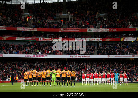 Beide Teams beachten Sie die Minuten Stille vor der Premiership match Im Emirates Stadium, London. Stockfoto