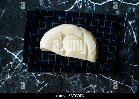 Türkische Käse Oswald Peyniri auf Schwarz Tischdecke. Traditionelle biologische Lebensmittel. Stockfoto