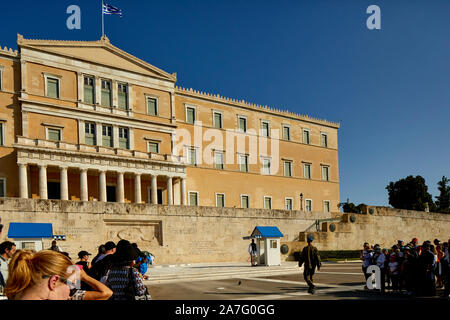 Athen, die Hauptstadt Griechenlands im Alten Königlichen Palast Griechenland Parlament streng Klassizistischen griechischen Parlaments untergebracht seit 1934 Grab des Unbekannten Soldie Stockfoto