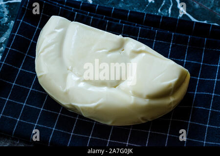 Türkische Käse Oswald Peyniri auf Schwarz Tischdecke. Traditionelle biologische Lebensmittel. Stockfoto