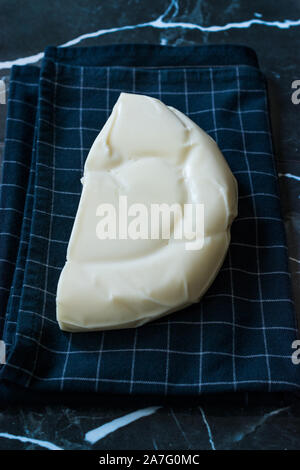 Türkische Käse Oswald Peyniri auf Schwarz Tischdecke. Traditionelle biologische Lebensmittel. Stockfoto