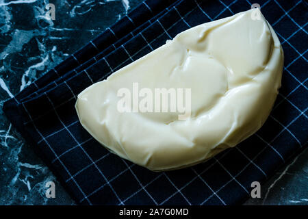 Türkische Käse Oswald Peyniri auf Schwarz Tischdecke. Traditionelle biologische Lebensmittel. Stockfoto