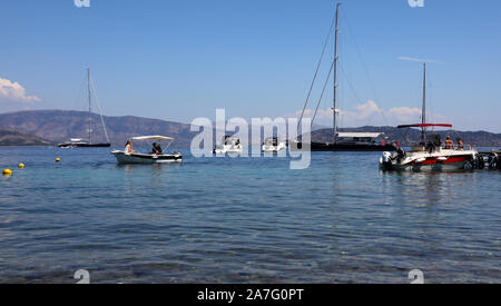 Yachten und kleine Boote in der Bucht von Agni, Korfu, Griechenland. Dies ist ein poular kleines Resort mit drei Tavernen am Strand, die so aussieht, Stockfoto