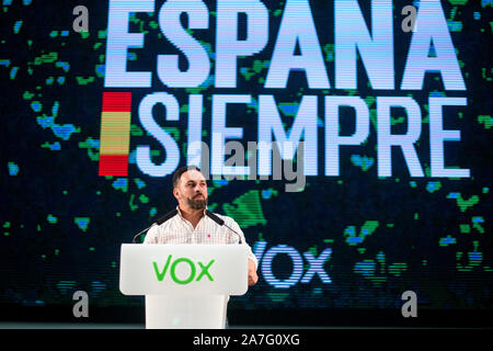 Oviedo, Spanien. 2. September, 2019. Santiago Abascal, Spanischen politischen und Führer der rechtsextremen Partei "VOX", spricht während einer Rede der politischen Partei während der Wahlkampagne von November 2019 Spanisch allgemeine Wahl, im Palast der Kongresse am 2. September 2019 in Oviedo, Spanien. © David Gato/Alamy leben Nachrichten Stockfoto