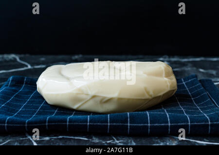 Türkische Käse Oswald Peyniri auf Schwarz Tischdecke. Traditionelle biologische Lebensmittel. Stockfoto