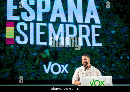 Oviedo, Spanien. 2. September, 2019. Santiago Abascal, Spanischen politischen und Führer der rechtsextremen Partei "VOX", spricht während einer Rede der politischen Partei während der Wahlkampagne von November 2019 Spanisch allgemeine Wahl, im Palast der Kongresse am 2. September 2019 in Oviedo, Spanien. © David Gato/Alamy leben Nachrichten Stockfoto