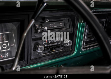 Klassische Lkw Innenfokussierung auf Radio- und A/C kontrolliert. Stockfoto