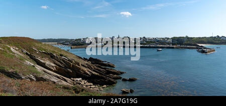 Le Conquet, Finistere/Frankreich - 22. August, 2019: Panorama von Le Conquet und den Hafen und Hafen an der Küste der Bretagne Stockfoto