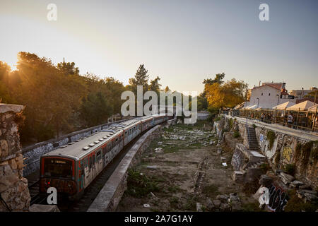 Athen, die Hauptstadt Griechenlands, der Athener U-Bahn Graffiti umfasst Autos auf der grünen Linie" Ilektriko' U-Bahn Kunst Stockfoto