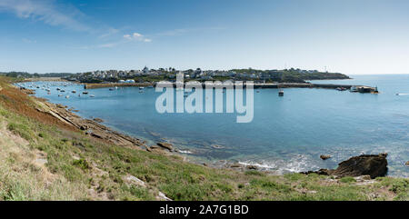 Le Conquet, Finistere/Frankreich - 22. August, 2019: Panorama von Le Conquet und den Hafen und Hafen an der Küste der Bretagne Stockfoto