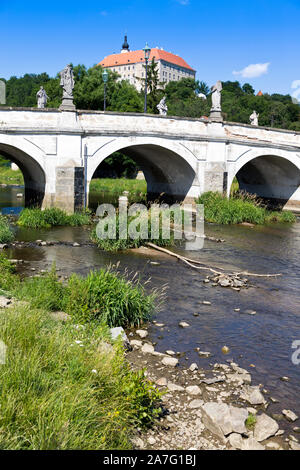 Zámek a Die meisten, Náměšť nad Oslavou, Kraj Vysočina, Ceska Republika/Burg und Brücke, Namest nad Oslavou, Vysocina, Tschechische Republik, Europa Stockfoto