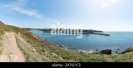 Le Conquet, Finistere/Frankreich - 22. August, 2019: Panorama von Le Conquet und den Hafen und Hafen an der Küste der Bretagne Stockfoto