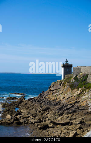 Le Conquet, Finistere/Frankreich - 22. August, 2019: vertikale Ansicht des Kermovan Leuchtturm und die Bucht an der Küste der Bretagne in Frankreich Stockfoto