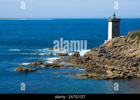 Le Conquet, Finistere/Frankreich - 22. August, 2019: horizontale Ansicht des Kermovan Leuchtturm und die Bucht an der Küste der Bretagne in Frankreich Stockfoto