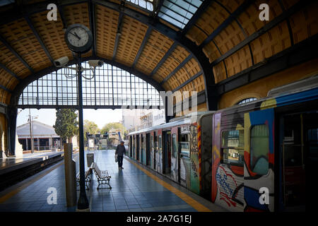 Der Hafen von Piräus Stadt Griechenland U-Bahn Endstation der Athener U-Bahn Linie 1 ein Graffiti deckt Zug fährt unter Er verzierte station Pultdach Stockfoto