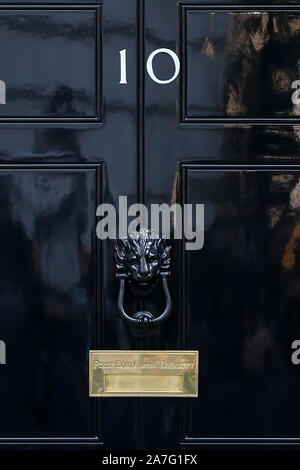 London, Großbritannien. 28 Okt, 2019. Ein Blick auf die Tür Nr. 10 Downing Street in London. Keine Nummer 10, ist (zusammen mit dem angrenzenden Cabinet Office bei 70 Whitehall) der Sitz der Regierung des Vereinigten Königreichs und der offizielle Residenz und Amt der Erster Lord des Schatzamtes, die Post, die für viel des 18. und 19. Jahrhundert und unveränderlich seit 1905, das der Premierminister des Vereinigten Königreichs gehalten worden ist. Nächsten allgemeinen Wahlen in Großbritannien wird am 12. Dezember 2019 und die kommende britische Premierminister werden Downing Street Nr.10 geben Sie bald nach dem Ergebnis insgesamt Stockfoto