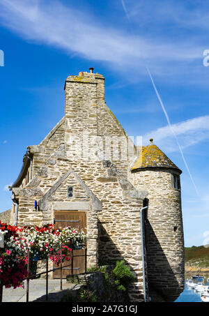 Le Conquet, Finistere/Frankreich - 22. August, 2019: Der historische Maison des Seigneurs oder "Gentlemen's House' in den alten Hafen von La Conquet in der Bretagne Stockfoto