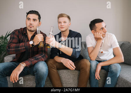 Zwei Freunde sind klirren Bierflaschen nach einem Ziel von ihren Fußball-Team Stockfoto