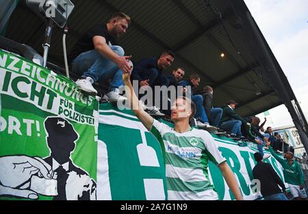 Fürth, Deutschland. 02 November 2019, Bayern, Fürth: Fussball: 2. Fussballbundesliga, 12. Spieltag SpVgg Greuther Fürth - Darmstadt 98 an Sportpark Ronhof Thomas Sommer. Fürths Havard Nielsen sagt Auf Wiedersehen für die Fans nach dem 3:1 Sieg. Foto: Nicolas Armer/dpa - WICHTIGER HINWEIS: In Übereinstimmung mit den Anforderungen der DFL Deutsche Fußball Liga oder der DFB Deutscher Fußball-Bund ist es untersagt, zu verwenden oder verwendet Fotos im Stadion und/oder das Spiel in Form von Bildern und/oder Videos - wie Foto Sequenzen getroffen haben. Stockfoto