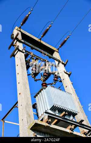 Transformator, montiert auf einem Sendemast Stockfoto