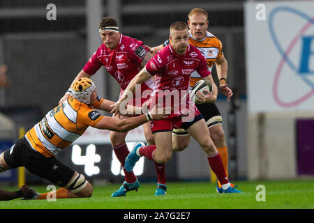 Llanelli, Wales, UK. 2 Nov, 2019. Scarlets Verteidiger Johnny McNicholl auf dem Angriff in den Scarlets v Geparden PRO 14 Rugby-spiel. Credit: gruffydd Ll. Thomas/Alamy leben Nachrichten Stockfoto