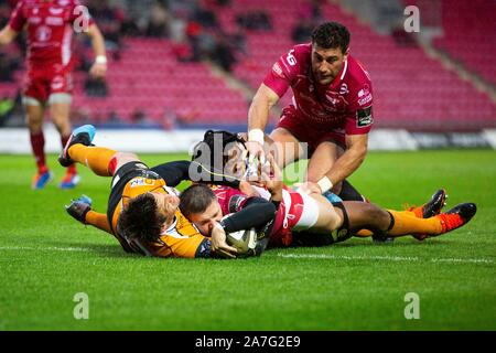 Llanelli, Wales, UK. 2 Nov, 2019. Scarlets winger Steff Evans Kerben versuchen in Seine 100 Aussehen für die Region in den Scarlets v Geparden PRO 14 Rugby-spiel. Credit: gruffydd Ll. Thomas/Alamy leben Nachrichten Stockfoto