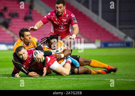 Llanelli, Wales, UK. 2 Nov, 2019. Scarlets winger Steff Evans Kerben versuchen in Seine 100 Aussehen für die Region in den Scarlets v Geparden PRO 14 Rugby-spiel. Credit: gruffydd Ll. Thomas/Alamy leben Nachrichten Stockfoto