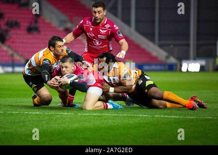 Llanelli, Wales, UK. 2 Nov, 2019. Scarlets winger Steff Evans Kerben versuchen in Seine 100 Aussehen für die Region in den Scarlets v Geparden PRO 14 Rugby-spiel. Credit: gruffydd Ll. Thomas/Alamy leben Nachrichten Stockfoto