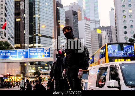 Hongkong, China. 2 Nov, 2019. Die Demonstranten sind in Central District Hong Kong gesehen. Den Protesten gegen die Regierung in Hongkong auch weiterhin die 22. gerade Wochenende. Die Demonstranten weiter für Hong Kong's Chief Executive Carrie Lam zu nennen ihre übrigen Forderungen zu erfüllen. Credit: Keith Tsuji/ZUMA Draht/Alamy leben Nachrichten Stockfoto