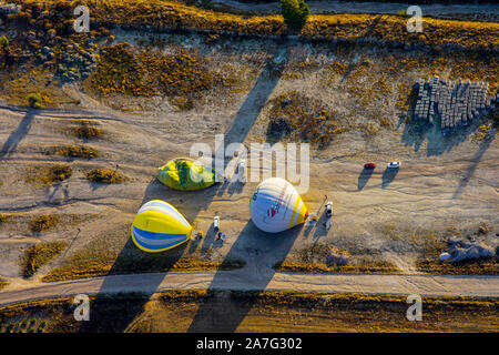 Heißluftballons landet sicher in der Nähe von Uchisar. Erstaunliche Rock Landschaft Kappadokien, Anatolien, Türkei. Stockfoto