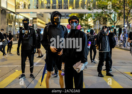 Hongkong, China. 2 Nov, 2019. Die Demonstranten sind in Central District Hong Kong gesehen. Den Protesten gegen die Regierung in Hongkong auch weiterhin die 22. gerade Wochenende. Die Demonstranten weiter für Hong Kong's Chief Executive Carrie Lam zu nennen ihre übrigen Forderungen zu erfüllen. Credit: Keith Tsuji/ZUMA Draht/Alamy leben Nachrichten Stockfoto