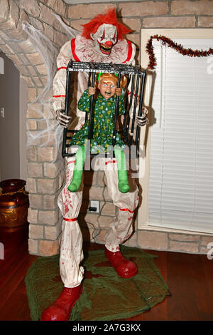 Halloween Feier Louisville, KY, USA 10-26-18 Nahaufnahme Porträt eines Clowns Holding ein Käfig mit einer teuflischen Puppe Stockfoto