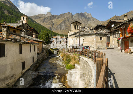 Malerischer Blick auf die Alpine Dorf Chianale, Teil der schönsten Dörfer Italiens, mit der varaita Fluss im Sommer, Cuneo, Piemont, Italien Stockfoto