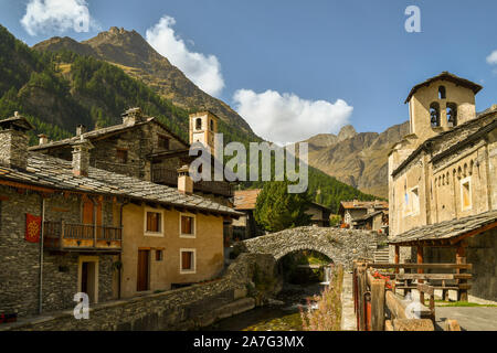 Malerischer Blick auf die Alpine Dorf Chianale, Teil der schönsten Dörfer Italiens, mit der varaita Fluss im Sommer, Cuneo, Piemont, Italien Stockfoto