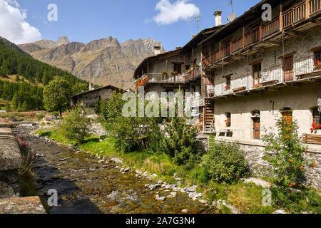 Malerischer Blick auf die Alpine Dorf Chianale, eines der schönsten Dörfer Italiens, mit der varaita Fluss im Sommer, Cuneo, Piemont, Italien Stockfoto