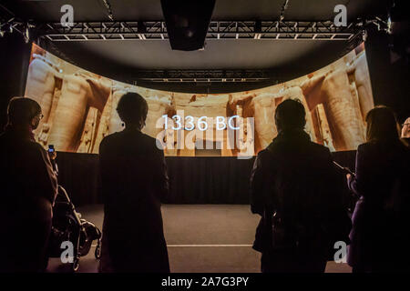 London, Großbritannien. 02 Nov 2019. Die Eröffnung video-Tutankhamun: Schätze der Goldene Pharao in der Saatchi Gallery ab dem 2. November 2019 bis 3. Mai 2020 Credit: Guy Bell/Alamy Live News Credit: Guy Bell/Alamy Live News Credit: Guy Bell/Alamy leben Nachrichten Stockfoto