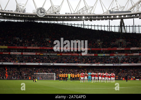 London, Großbritannien. 02 Nov, 2019. Die Spieler und Funktionäre einen Minuten Stille als ein Zeichen des Gedenkens an die gefallenen Soldaten im Arsenal v Wolverhampton Wanderers Premier League Spiel im Emirates Stadium, UK am 2. November 2019. ** Nur die redaktionelle Nutzung, eine Lizenz für die gewerbliche Nutzung erforderlich. Keine Verwendung in Wetten, Spiele oder einer einzelnen Verein/Liga/player Publikationen ** Quelle: Paul Marriott/Alamy leben Nachrichten Stockfoto