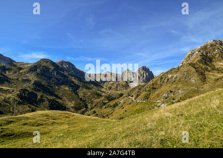 Malerische Berglandschaft der Cottischen Alpen in Grana Tal mit klaren blauen Himmel an einem sonnigen Sommertag, Castelmagno produzieren, Cuneo, Piemont, Italien Stockfoto