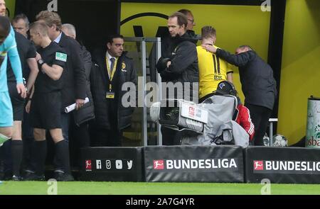 Dortmund, Deutschland. 02 Nov, 2019. Dortmund, Deutschland. 02. Nov 2019. BVB Borussia Dortmund - VfL Wolfsburg verletzt Verletzungen, Schiedsrichter Schiedsrichter Tobias Welz auch MArco Reus | Verwendung der weltweiten Kredit: dpa/Alamy leben Nachrichten Stockfoto