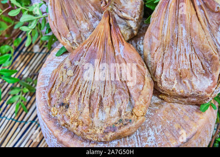 Su Callu, traditionellen sardischen Käse in einen Darm von kleines Lamm, Sardinien, Italien Stockfoto