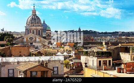 Blick auf St. Peter Basilika in Rom. Die Spanische Treppe Stockfoto
