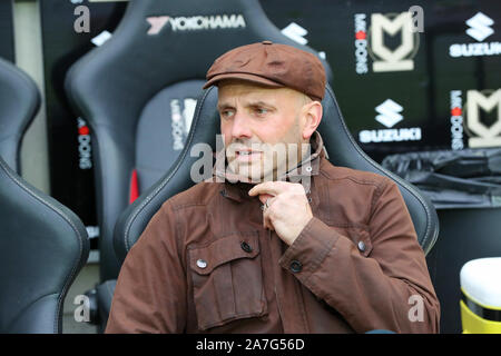 Milton Keynes, UK. 02 Nov, 2019. MK Dons Manager Paul Tisdale während der ersten Hälfte des Himmels Wette Liga eine Übereinstimmung zwischen MK Dons und Tranmere Rovers bei Stadion MK, Milton Keynes am Samstag, den 2. November 2019. (Credit: John cripps | MI Nachrichten) das Fotografieren dürfen nur für Zeitung und/oder Zeitschrift redaktionelle Zwecke verwendet werden, eine Lizenz für die gewerbliche Nutzung Kreditkarte erforderlich: MI Nachrichten & Sport/Alamy leben Nachrichten Stockfoto