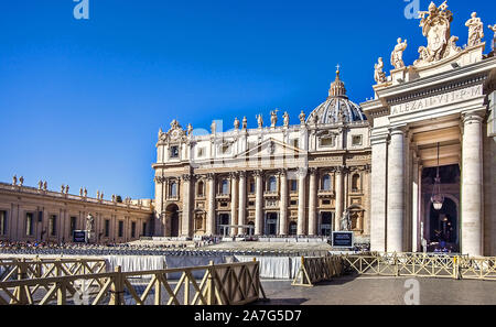 Auf dem Petersplatz am Petersdom in der Vatikanstadt in Rom Stockfoto