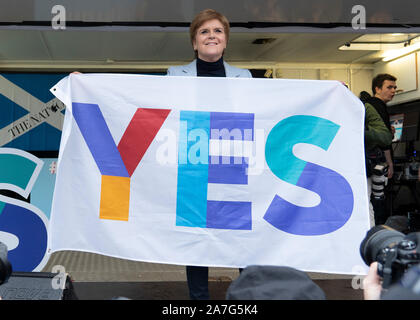 Schottland, Großbritannien. 2. November 2019. Unterstützer des schottischen Nationalismus nehmen an einer Kundgebung auf dem George Square in Glasgow. Die Kundgebung der nationalen Zeitung organisiert wurde, die Schottische pro-Nationalismus Zeitung. Erster Minister Nicola Sturgeon gerichtet der Rallye. Iain Masterton/Alamy Leben Nachrichten. Stockfoto